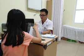 Bệnh nhi 13 tuổi mắc bệnh sỏi mật đã 4 năm nay. (Ảnh: PV/Vietnam+)