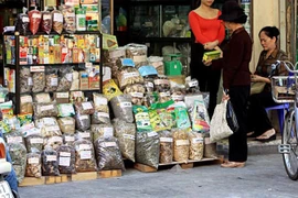Chất lượng của dược liệu nhập khẩu khiến nhiều người dùng lo lắng. (Ảnh: TTXVN/Vietnam+)