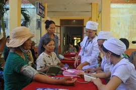 Tặng 200 tủ thuốc, khám bệnh miễn phí cho ngư dân 