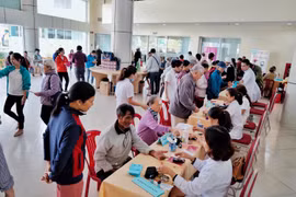 Xét nghiệm máu tầm soát cho bệnh nhân đái tháo đường. (Ảnh: PV/Vietnam+)