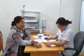 Khám bệnh cho người dân tại Bệnh viện Hữu nghị Việt Nam Cu Ba Đồng Hới. (Ảnh: PV/Vietnam+)