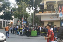 Rất đông phóng viên và người dân tập trung khu vực gần khách sạn Sofitel Metropole. (Ảnh: Sơn Bách/Vietnam+)