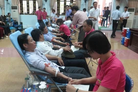 Hiến máu tình nguyện - Một nghĩa cử cao đẹp được nhiều bạn trẻ hưởng ứng. (Ảnh: TTXVN)