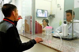 Nhân viên y tế quản lý, giám sát điều trị Methadone cho người nhiễm tại trung tâm Phòng, chống HIV/AIDS Gia Lai. (Ảnh: Dương Ngọc/TTXVN)