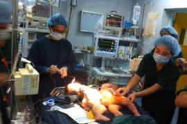 Phẫu thuật tách thành công hai trẻ 4 tháng tuổi dính liền bụng