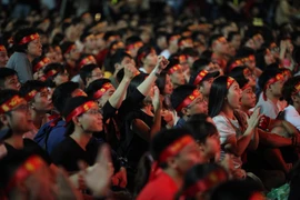 Hàng ngàn người dân tập trung ở Bờ Hồ tiếp lửa tuyển Việt Nam 