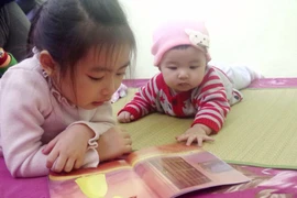 Hai bé nhà chị Kiều Phương Giang ngoan ngoãn và đáng yêu. (Ảnh: T.G/Vietnam+)