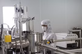 Các nhà khoa học của Việt Nam chế tạo sản phẩm viên sủi curcumin hướng đích. (Ảnh: PV/Vietnam+)