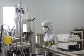 Các nhà khoa học của Việt Nam chế tạo sản phẩm viên sủi curcumin hướng đích. (Ảnh: PV/Vietnam+)
