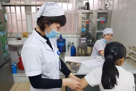 Tiêm phòng bệnh dại cho bệnh nhân bị chó cắn tại Trung tâm kiểm soát bệnh tật Thái Nguyên. (Ảnh: Hoàng Nguyên/TTXVN)
