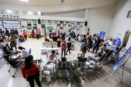 Người dân đến hiến máu tại Viện huyết học-Truyền máu Trung ương. (Ảnh: Minh Sơn/Vietnam+)