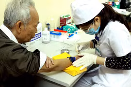 Xét nghiệm sinh hóa cho người bệnh tại Viện Sốt rét - Ký sinh trùng - Côn trùng Trung ương. (Ảnh: Dương Ngọc/TTXVN)