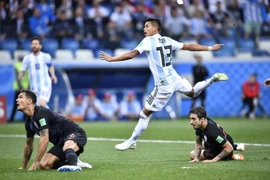 Tình huống tranh bóng giữa cầu thủ hai đội. (Ảnh: THX/TTXVN)