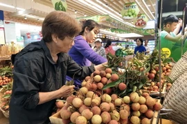 Người tiêu dùng TP Hồ Chí Minh chọn mua trái vải thiều tại Co.opmart Huỳnh Tấn Phát. (Ảnh: Mỹ Phương/TTXVN)