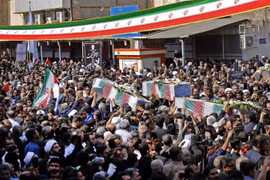 Người dân Iran dự lễ tang các nạn nhân vụ tấn công nhằm vào lễ diễu binh Lực lượng Vệ binh cách mạng Hồi giáo Iran (IRGC) tại thành phố Ahvaz ngày 24/9. (Ảnh: AFP/TTXVN)