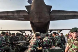 Máy bay vận tải quân sự Hercules chở hàng cứu trợ cho người dân vùng động đất, sóng thần ở Trung Sulawesi, Indonesia ngày 29/9. (Ảnh: SCMP/TTXVN)