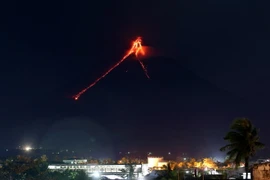 Dung nham phun trào từ miệng núi lửa Mayon ở tỉnh Albay, Philippines ngày 15/1. (Ảnh: THX/TTXVN)