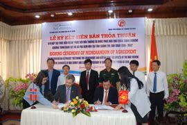 Quang cảnh lễ ký kết. (Ảnh: Thanh Thủy/TTXVN)