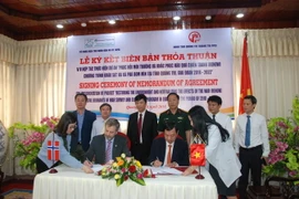 Quang cảnh lễ ký kết. (Ảnh: Thanh Thủy/TTXVN)