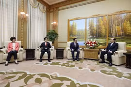 Chủ tịch Đoàn Chủ tịch Nhân dân Tối cao (Quốc hội) Triều Tiên Kim Yong-nam (phải) và Chủ tịch đảng Dân chủ (DP) cầm quyền của Hàn Quốc Lee Hae-chan (thứ 3, trái) tại cuộc họp ở Bình Nhưỡng ngày 19/9 vừa qua. (Ảnh: Yonhap/TTXVN)