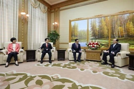 Chủ tịch Đoàn Chủ tịch Nhân dân Tối cao (Quốc hội) Triều Tiên Kim Yong-nam (phải) và Chủ tịch đảng Dân chủ (DP) cầm quyền của Hàn Quốc Lee Hae-chan (thứ 3, trái) tại cuộc họp ở Bình Nhưỡng ngày 19/9 vừa qua. (Ảnh: Yonhap/TTXVN)