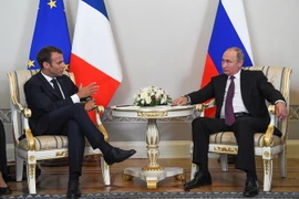 Tổng thống Nga Vladimir Putin (phải) và Tổng thống Pháp Emmanuel Macron tại cuộc gặp ở Saint Petersburg ngày 24/5. (Ảnh: AFP/TTXVN)