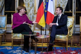 Tổng thống Pháp Emmanuel Macron (phải) và Thủ tướng Đức Angela Merkel (trái) trong cuộc gặp tại Paris, Pháp ngày 19/1 vừa qua. (Ảnh: AFP/TTXVN)