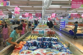 Người tiêu dùng mua sắm tại Co.op Mart Quang Trung ở Thành phố Hồ Chí Minh. (Ảnh: Thanh Vũ/TTXVN)