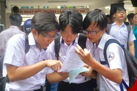 Thí sinh trao đổi bài sau khi kết thúc thi môn Toán. (Ảnh: Quang Nhựt/TTXVN)