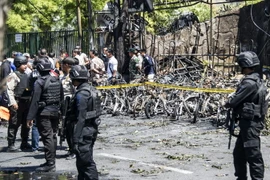 Cảnh sát điều tra tại hiện trường vụ đánh bom tại Surabaya ở Đông Java ngày 13/5. (Ảnh: AFP/TTXVN) 
