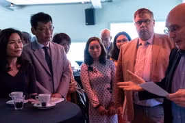 Đại sứ Việt Nam tại Hà Lan Ngô Thị Hòa (trái) dự lễ Kỷ niệm 50 năm quan hệ nhân dân Hà Lan-Việt Nam. (Ảnh: TTXVN) 