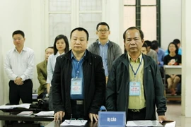 Bị cáo Bùi Văn Khen (bên phải), nguyên Giám đốc Công ty cho thuê tài chính TNHH một thành viên thuộc BIDV và Nguyễn Việt Hưng, nguyên Trưởng phòng khách hàng cá nhân, BIDV chi nhánh Chương Dương tại phiên tòa.” (Ảnh: Lâm Khánh/TTXVN)