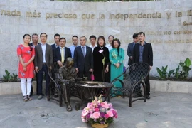 Cộng đồng người Việt tại Mexico dâng hoa trước tượng Chủ tịch Hồ Chí Minh. (Ảnh: Việt Hùng/Vietnam+)