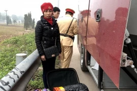 Đối tượng bị bắt và tang vật. (Ảnh: Việt Hùng/TTXVN)