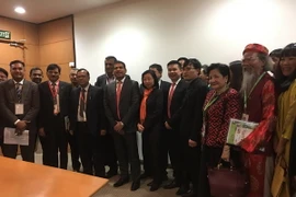 Các đại biểu chụp ảnh lưu niệm. (Ảnh: Huy Bình/Vietnam+)