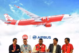 Tổng giám đốc AirAsia Tony Fernandes (giữa) tại cuộc họp báo ở Sepang, ngoại ô Kuala Lumpur của Malaysia ngày 19/7. (Ảnh: AFP/TTXVN)