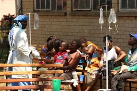 Bệnh nhân nghi nhiễm tả được điều trị tại trung tâm y tế ở Harare, Zimbabwe ngày 11/9 vừa qua. (Ảnh: THX/TTXVN)