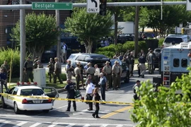 Cảnh sát phong tỏa hiện trường vụ xả súng để phục vụ công tác điều tra. (Ảnh: AP/TTXVN)