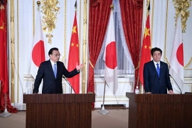 Thủ tướng Trung Quốc Lý Khắc Cường (phải) và người đồng cấp Nhật Bản Shinzo Abe tại cuộc gặp ở Tokyo, Nhật Bản ngày 9/5. (Ảnh: AFP/TTXVN)