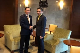 Thứ trưởng Bùi Thanh Sơn gặp và làm việc với Quốc vụ khanh cao cấp Bộ Ngoại giao Singapore Mohamad Bin Osman. (Ảnh: TTXVN phát)