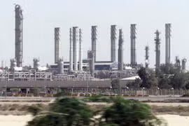 Toàn cảnh một nhà máy lọc dầu ở cảng Jubail, Saudi Arabia. (Ảnh: AFP/TTXVN)