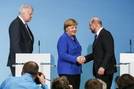 Thủ tướng Đức Angela Merkel (giữa), người đứng đầu liên minh CDU/CSU, và lãnh đạo SPD Martin Schulz (phải) trong cuộc họp báo sau cuộc đàm phán tại Berlin ngày 12/1 vừa qua. (Ảnh: THX/TTXVN)