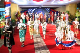 Du học sinh Lào biểu diễn trang phục truyền thống. (Ảnh: Tường Vi/TTXVN)