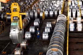 Thép được sản xuất tại nhà máy ở Salzgitter của Đức. (Ảnh: AFP/TTXVN)