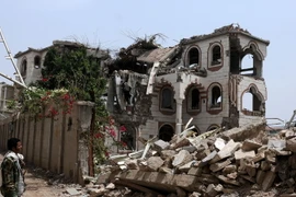 Cảnh đổ nát sau một vụ không kích của liên quân do Saudi Arabia dẫn đầu tại Sanaa, Yemen ngày 19/4 vừa qua. (Ảnh: THX/TTXVN)