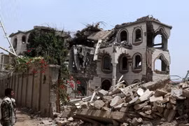 Cảnh đổ nát sau một vụ không kích của liên quân do Saudi Arabia dẫn đầu tại Sanaa, Yemen ngày 19/4 vừa qua. (Ảnh: THX/TTXVN)
