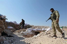 Phiến quân phòng thủ trước các cuộc tấn công của lực lượng Chính phủ tại tỉnh Idlib, Syria ngày 31/8 vừa qua. (Ảnh: AFP/TTXVN)