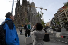 Du khách thăm quan thành phố Barcelona. (Ảnh: AFP/TTXVN)