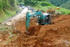 Quốc lộ 279 đoạn từ xã Bảo Hà tới thị trấn Phố Ràng, tỉnh Lào Cai bị chia cắt hoàn toàn do sạt lở đất. (Ảnh: Quốc Khánh/TTXVN)