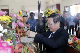 Đại sứ Nguyễn Bá Hùng đang dâng hương tưởng niệm Chủ tịch Hồ Chí Minh. (Ảnh: Phạm Kiên/Vietnam+)